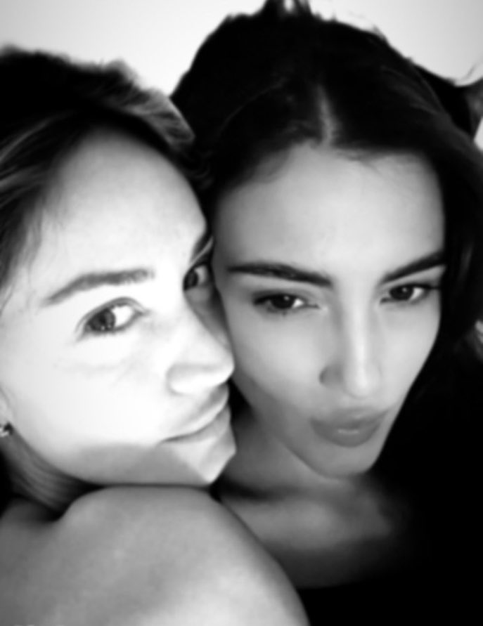 KKKKKKKKKKKKKKKK
Mais uma foto da Helena com o morto melhorada ✅
A Helena vai processar esse fandom todinho