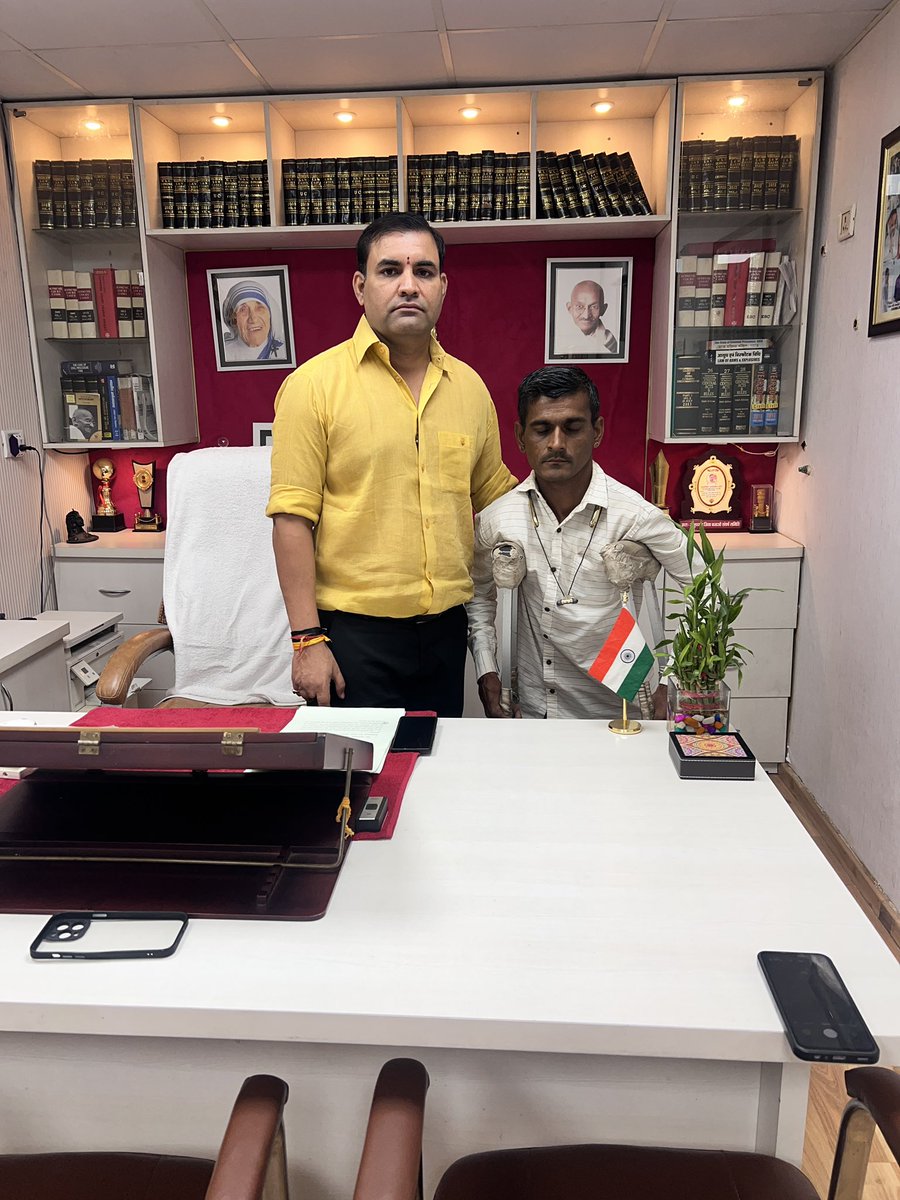 UmaShanker8999's tweet photo. #नमःशिवाय #राहुल आज अधिवक्ता चैंबर में बाड़मेर से दिव्यांग श्री रामसिंह राजपुरोहित एवं उदयपुर से श्री भमरी गाइरी ने शिष्टाचार भेंट की व समस्याएं साझा कीं, दिव्यांगजनों की सेवा और अधिकारों की रक्षा हेतु निरंतर प्रयास जारी रहेगा। #DivyangSeva #AccessibleIndia #RPwDAct2016 #Inclus https://t.co/QPOCcSK5wA