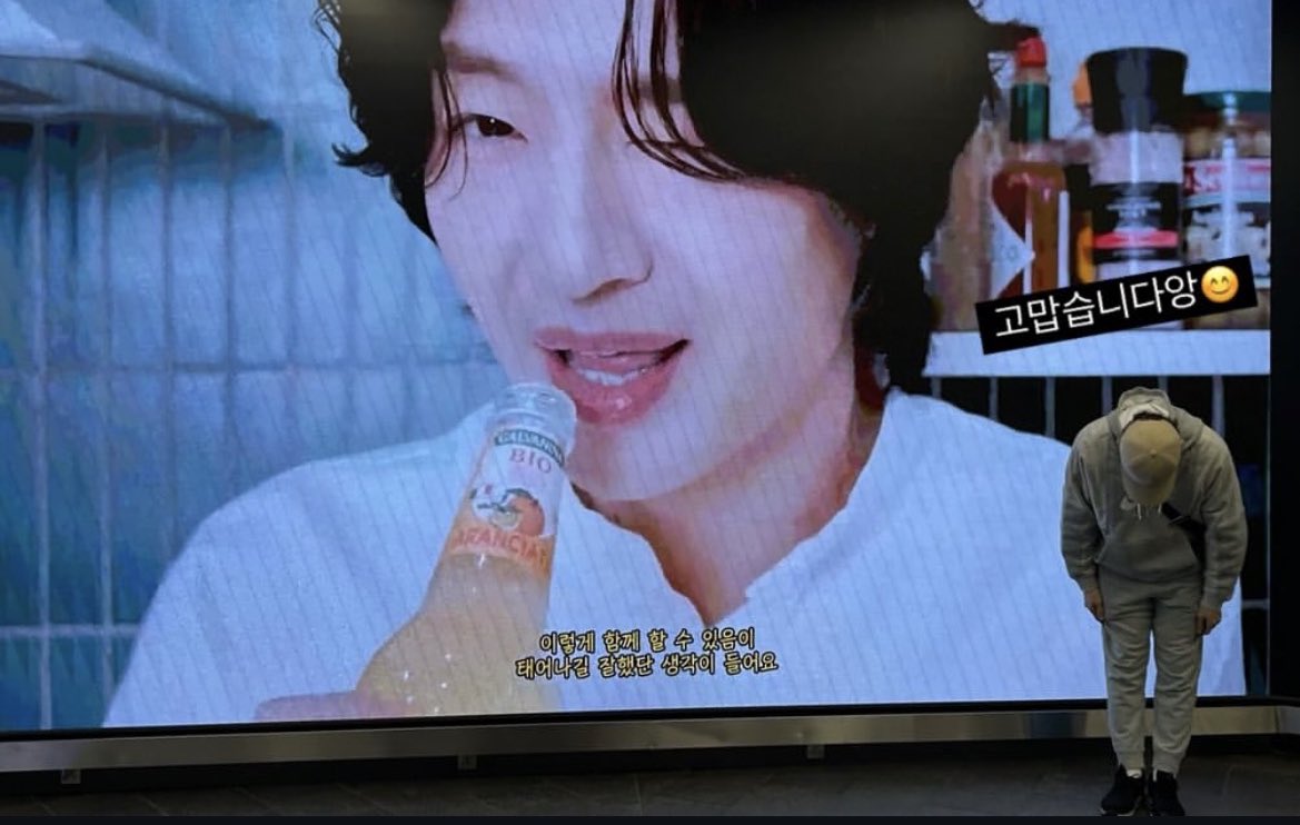 진짜 손호영 걍웃겨 왜 자꾸 구석에 합성같이 있는 거임ㅋㅋㅋㅋㅋㅋㅋㅋㅋㅋㅋ