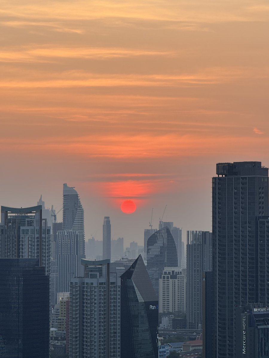 the1ZK's tweet photo. One year ago today, I moved to Thailand! I could write a novel about how amazing this country is, but I'll keep it short by saying this: I'm so grateful to wake up everyday in a place with such beautiful cutlure and warm-hearted people 🇹🇭❤️🙏 https://t.co/EBf2DE1mS2