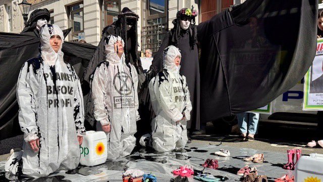 RealMediaGB's tweet photo. .@XRebellionUK activists protest BP's strategy U-turn, targeting CEO Murray Auchincloss with "WANTED" posters. Activists of all ages demand BP reverse its decision to scrap its energy transition strategy. 

#ExtinctionRebellion #BP #ClimateAction https://t.co/mDeS9QuPsc
