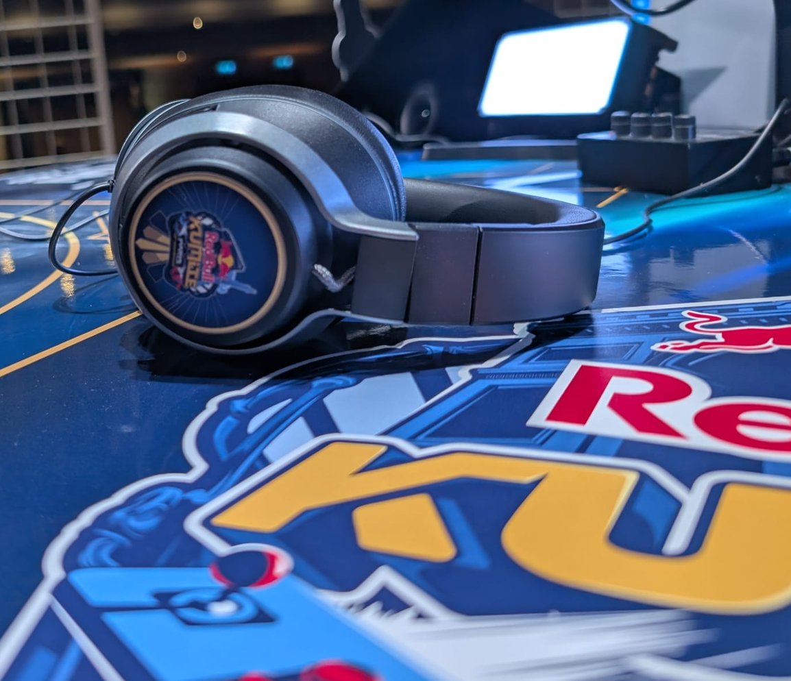 Ce weekend, <a href="/TurtleBeach/">Turtle Beach</a> a équipé les 120 postes de jeu du #RedBullKumite avec des Stealth Pro personnalisés ! 🔥