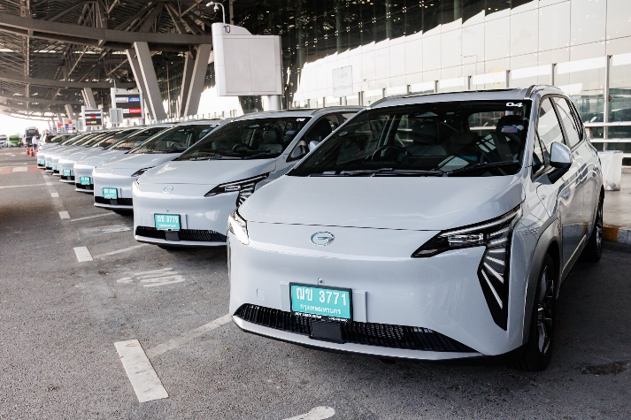 GAC_MOTOR's tweet photo. The future of travel just got greener! #AIONYPlus joined Suvarnabhumi Airport’s premium fleet, redefining sustainable luxury on the move. From eco-friendly transfers to VIP-worthy MPV experiences, this partnership proves sustainability can be seamless—and stylish. Would you choose this eco-chic way to ride at your next airport pickup?
#GAC #AIONYPlus #WhereCraftMeetsTechnology
