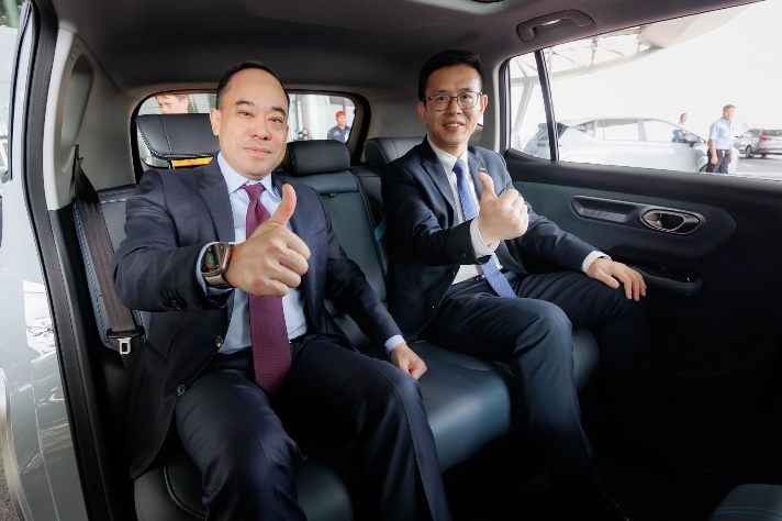 GAC_MOTOR's tweet photo. The future of travel just got greener! #AIONYPlus joined Suvarnabhumi Airport’s premium fleet, redefining sustainable luxury on the move. From eco-friendly transfers to VIP-worthy MPV experiences, this partnership proves sustainability can be seamless—and stylish. Would you choose this eco-chic way to ride at your next airport pickup?
#GAC #AIONYPlus #WhereCraftMeetsTechnology