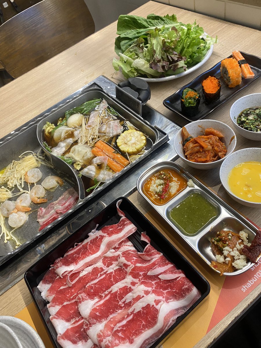 ชาวสีลมใครยังไม่เคยกินร้าน shabu 101 บ้าง มีหลายราคา อันนี้ 399 ได้ทั้งต้มทั้งปิ้ง นี่ไปกินบ่อยมากแต่คนน้อย เนื้อก็ดี ความจริงของมันมีเยอะกว่านี้มาก แต่นี่สั่งมานิดเดียว มันอร่อยจริงนะ