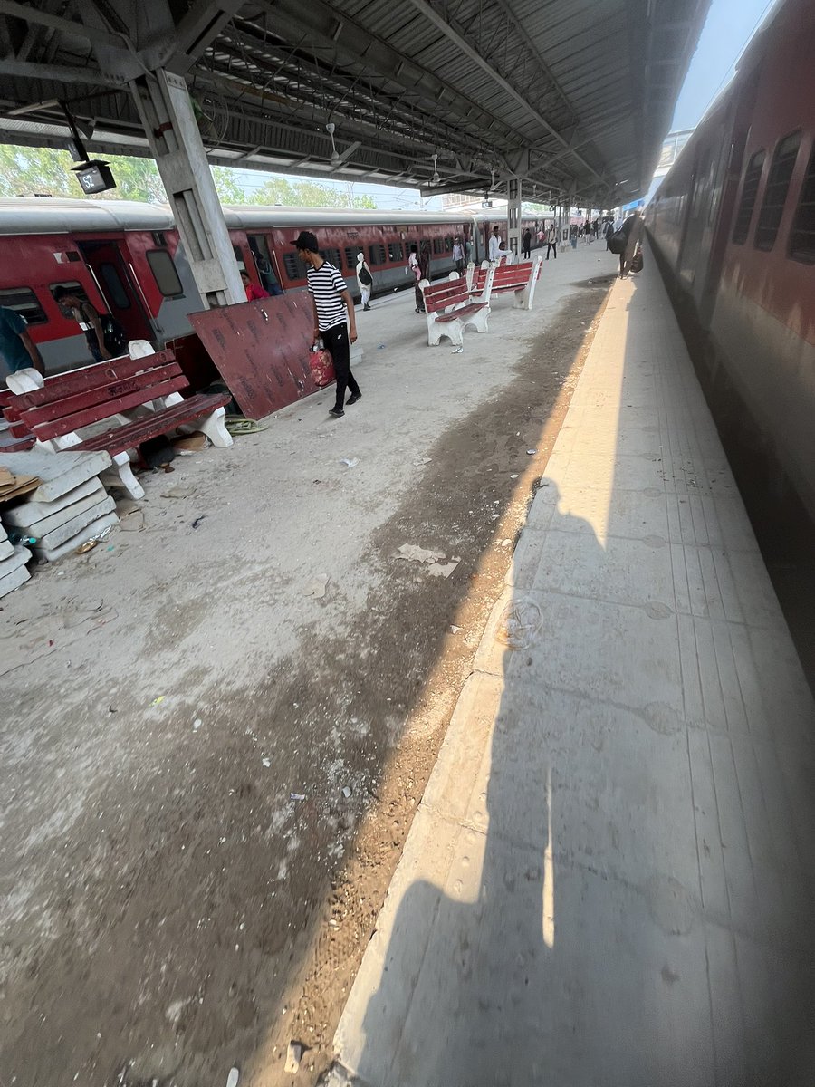 asfarazmi2's tweet photo. @RailMinIndia @RailwayNorthern @AshwiniVaishnaw l
Azamgarh Railway Stn is in a terrible state. No escalators,lifts, even a fit person struggles to walk on Platform 3. How can we expect the sick, elderly/ pregnant women to manage? Kaifiyat Express stands here, yet zero facilities. https://t.co/mFG9ccLOH6