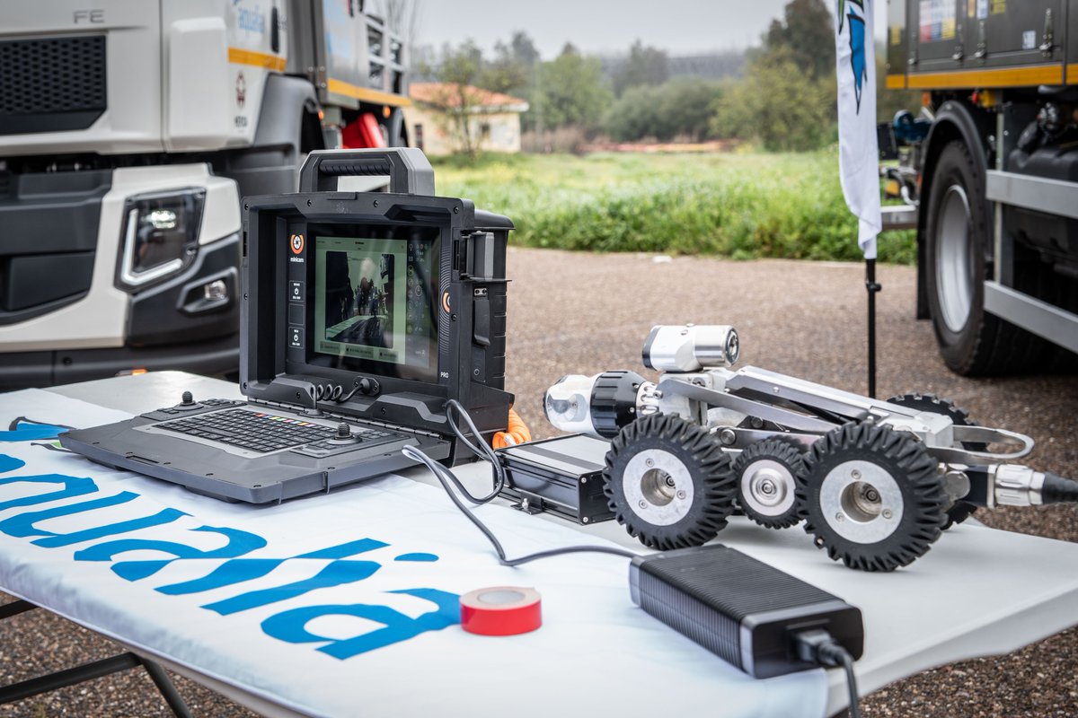 aqualia's tweet image. Hoy estamos en📍#Mérida junto a @arosuna, alcalde de @ayto_merida, presentando los nuevos camiones de saneamiento, vehículos eléctricos y un robot de última tecnología que se incorporan al servicio municipal de aguas. Estas nuevas herramientas permitirán mejorar la #eficiencia…