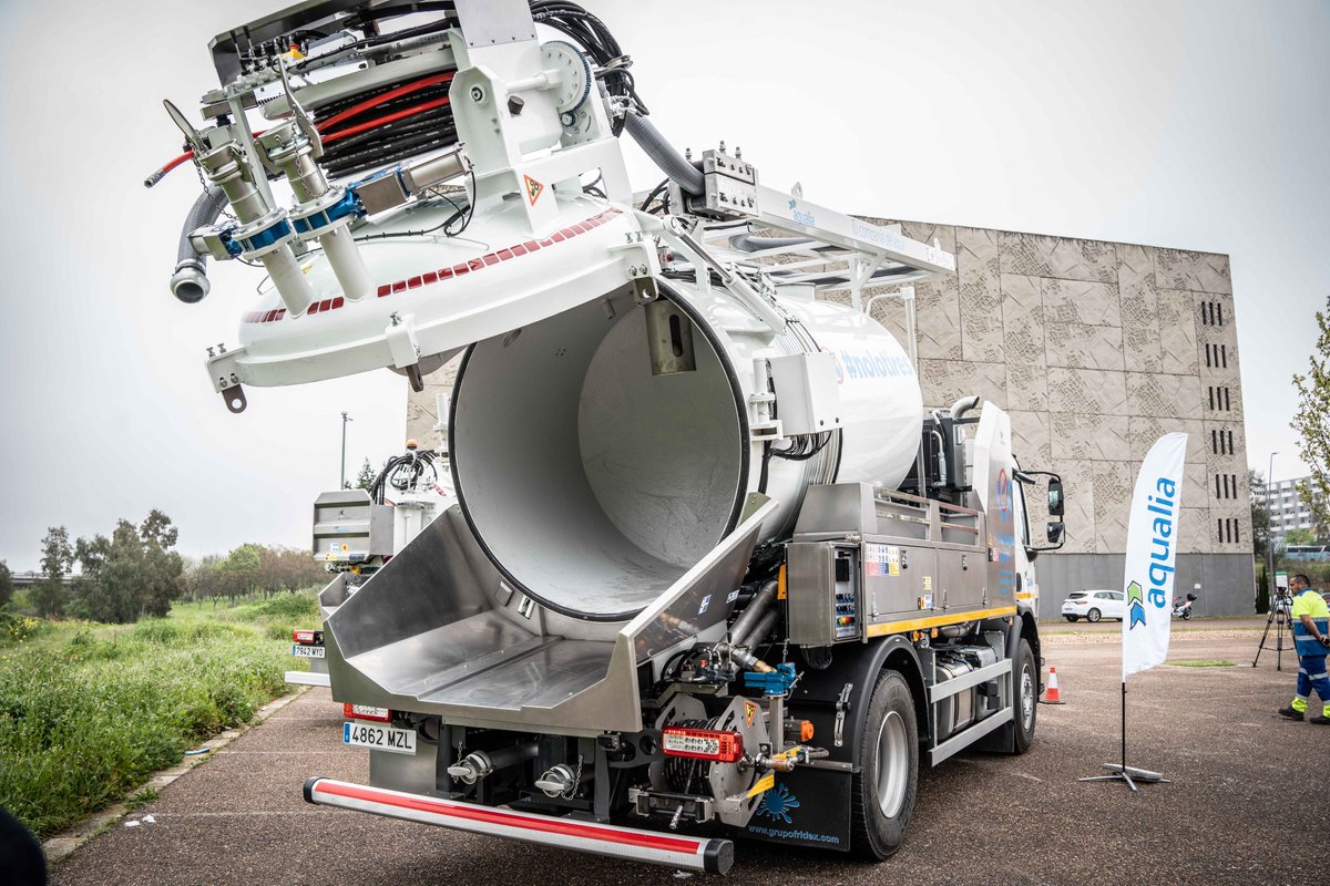 aqualia's tweet image. Hoy estamos en📍#Mérida junto a @arosuna, alcalde de @ayto_merida, presentando los nuevos camiones de saneamiento, vehículos eléctricos y un robot de última tecnología que se incorporan al servicio municipal de aguas. Estas nuevas herramientas permitirán mejorar la #eficiencia…