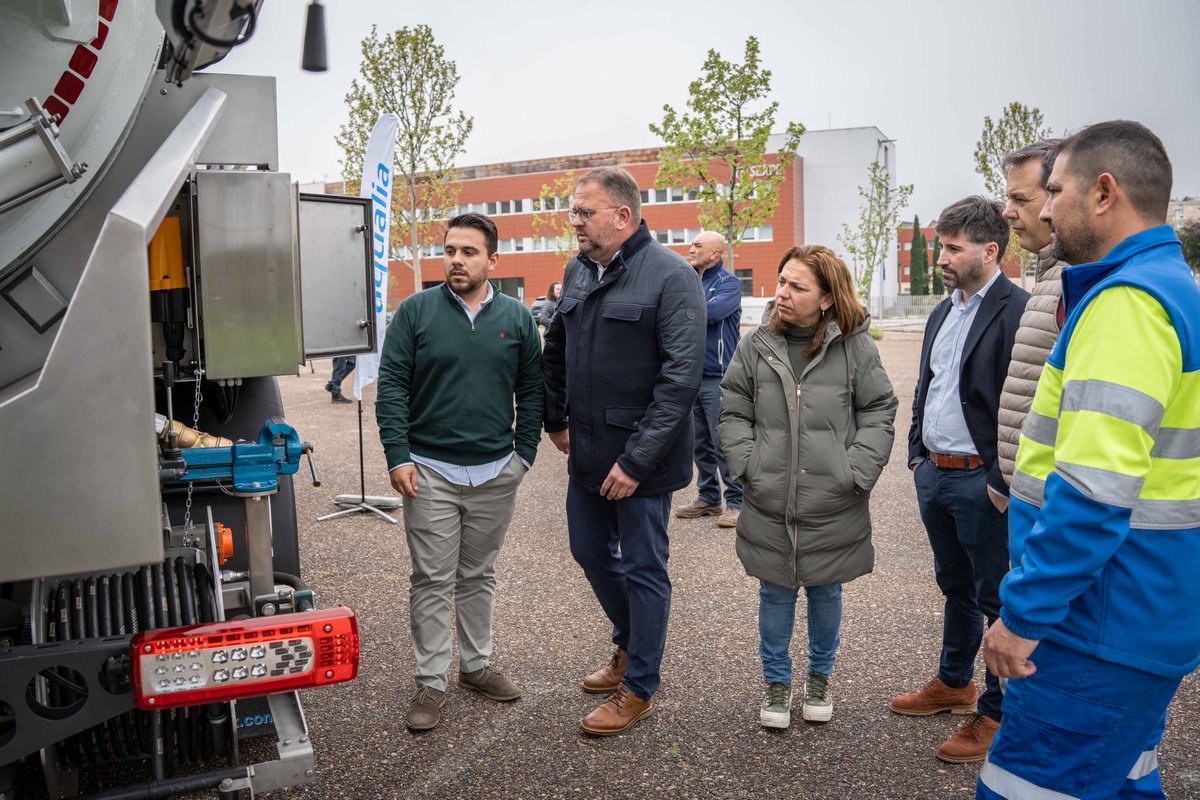 aqualia's tweet image. Hoy estamos en📍#Mérida junto a @arosuna, alcalde de @ayto_merida, presentando los nuevos camiones de saneamiento, vehículos eléctricos y un robot de última tecnología que se incorporan al servicio municipal de aguas. Estas nuevas herramientas permitirán mejorar la #eficiencia…