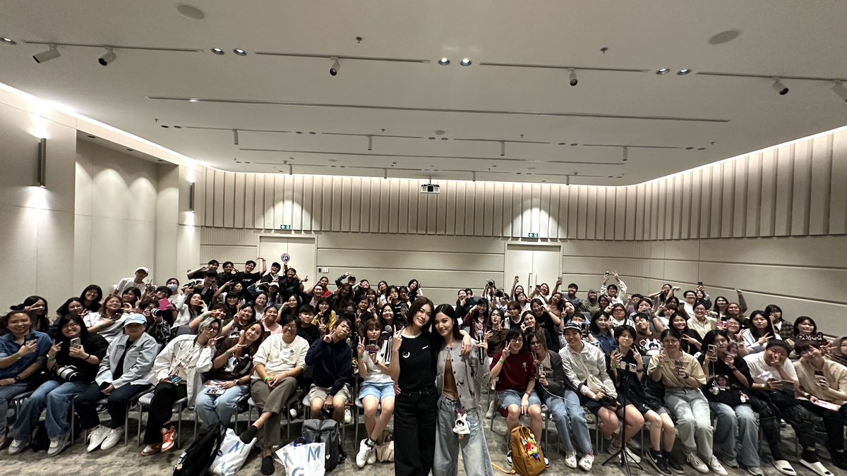 GmmtvShop's tweet image. ขอบคุณทุกคนที่มาหา เอมี่ - บอนนี่ ในกิจกรรม Fan Sign ในงานสัปดาห์หนังสือแห่งชาติ ครั้งที่ 53 และสัปดาห์หนังสือนานาชาติ ครั้งที่ 23 วันนี้นะคะ แล้วมาเจอกันใหม่น้า

@emiamily @beonnnie

#BKKIBF2025xEmiBonnie
#GMMTV