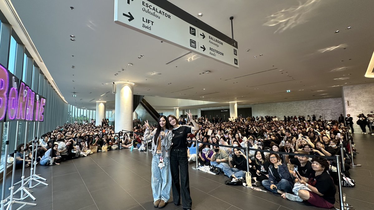 GmmtvShop's tweet image. ขอบคุณทุกคนที่มาหา เอมี่ - บอนนี่ ในกิจกรรม Fan Sign ในงานสัปดาห์หนังสือแห่งชาติ ครั้งที่ 53 และสัปดาห์หนังสือนานาชาติ ครั้งที่ 23 วันนี้นะคะ แล้วมาเจอกันใหม่น้า

@emiamily @beonnnie

#BKKIBF2025xEmiBonnie
#GMMTV