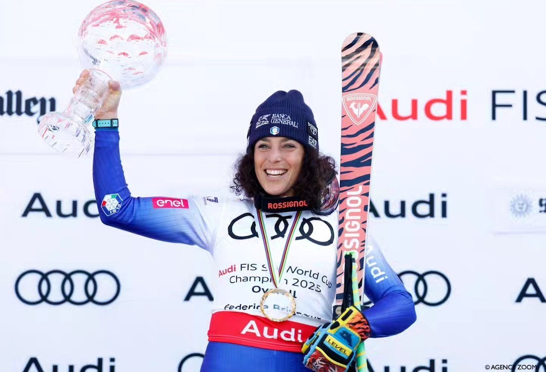 CumbresMagazine's tweet image. La campeona mundial de esquí Federica Brignone 🇮🇹 fue operada de urgencia tras fracturarse la tibia y el peroné en una caída durante la competencia. Su participación en los Juegos Olímpicos de Milán-Cortina 2026 ⛷️podría estar en riesgo.
👉tinyurl.com/2bl2bxtl