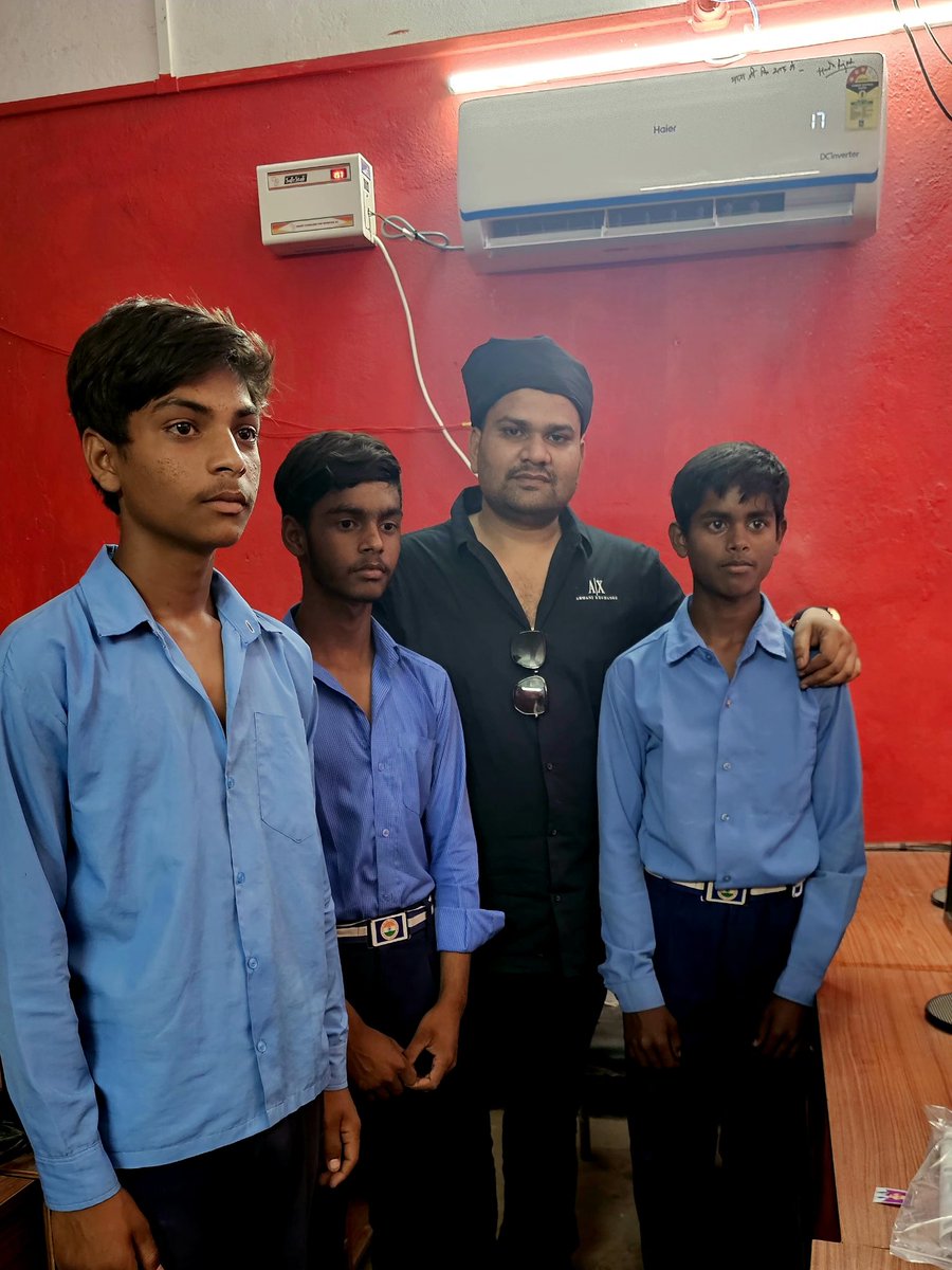 सरकारी स्कूल में AC  लगवा दिया है , चिलचिलाती धूप में बच्चों को थोड़ी राहत मिलेगी ।