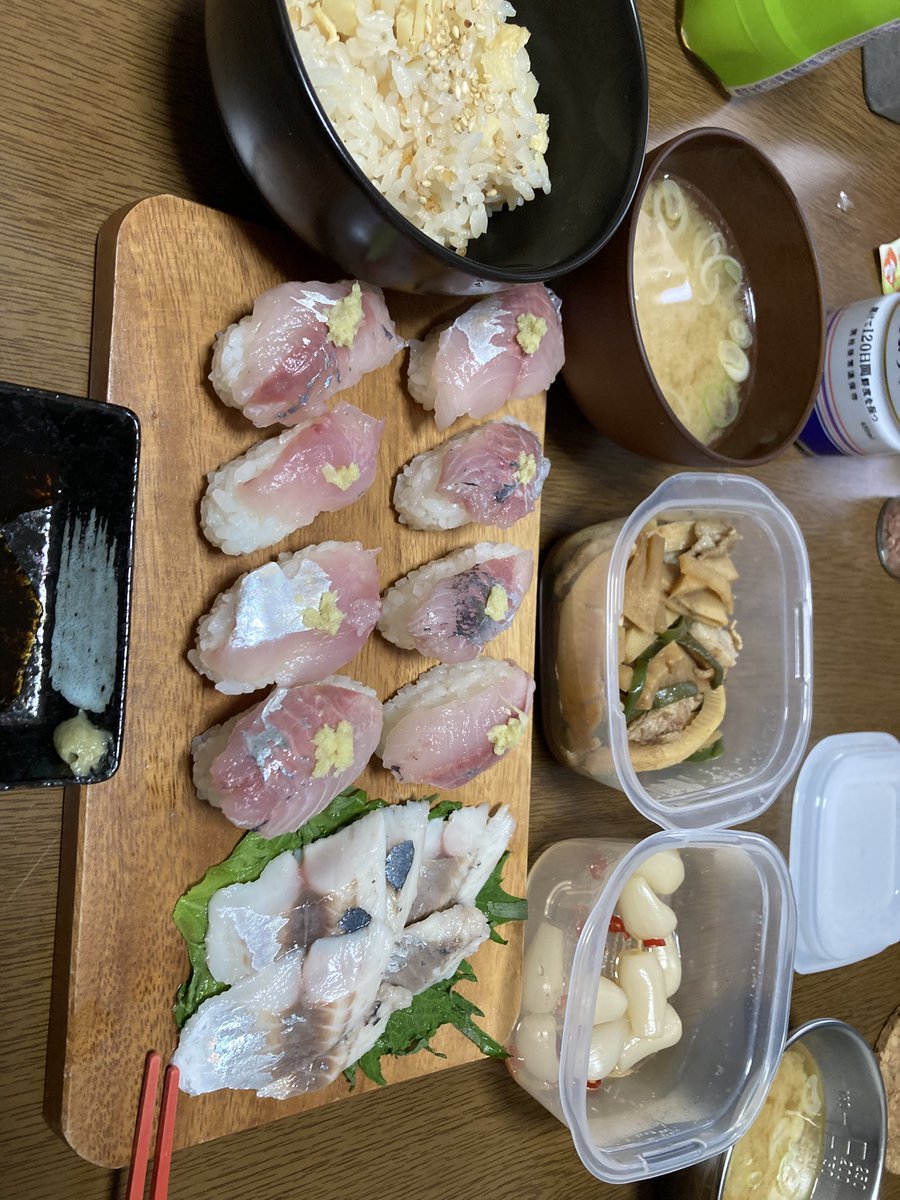AzuSports's tweet photo. 春のアジ釣りはちょぼちょぼ食いでノセるのが難しいけど、週末に友達と2人で大量キャッチ！
アジフライ飽きたからエビフライもイオンと業務スーパーの食べ比べがてら揚げ物パーティー
回転寿司のシャリお持ち帰りは釣れた時には良いですね
#アジング https://t.co/kTZBeGK0xe