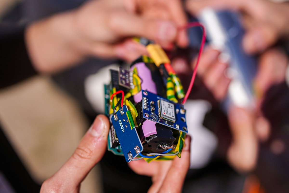 🛰️ La Comunidad de Madrid ha reunido a 400 alumnos de 45 centros escolares en la IV competición de minisatélites CanSat.

👉 El consejero <a href="/EVicianaDuro/">Emilio Viciana</a> ha asistido al lanzamiento de los prototipos en el aeródromo de #Brunete.

+Info: c.madrid/oa5c0