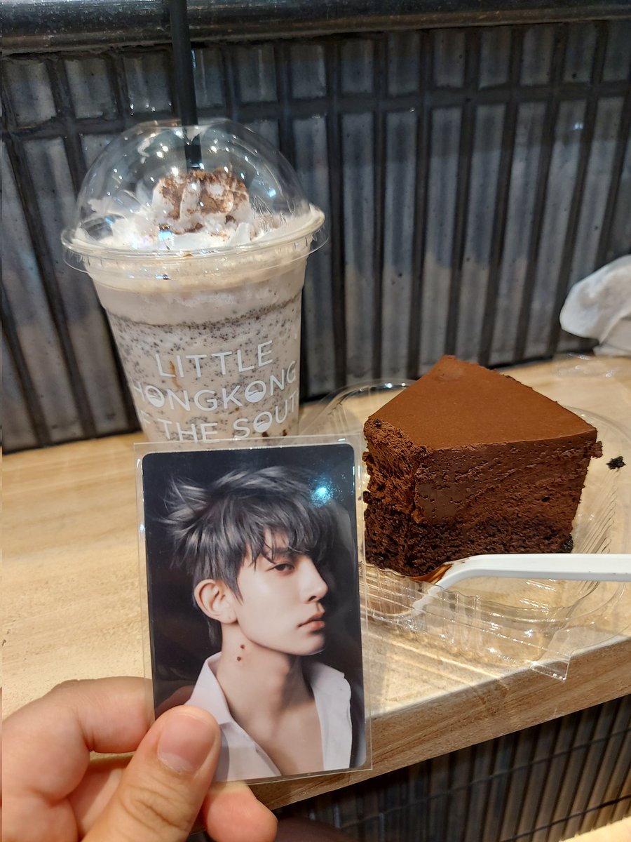heestheone_'s tweet photo. lately, life feels hard. going out tires me but gives me hope so i treated myself today 🩵 also wore my enha earring today and got complimented haha it's awkward but feels warm inside 🙉 

#ENGENE_log #ENHYPEN_HEESEUNG #엔하이픈_희승 #희승 @ENHYPEN_members @ENHYPEN https://t.co/uRCYiGVvaI