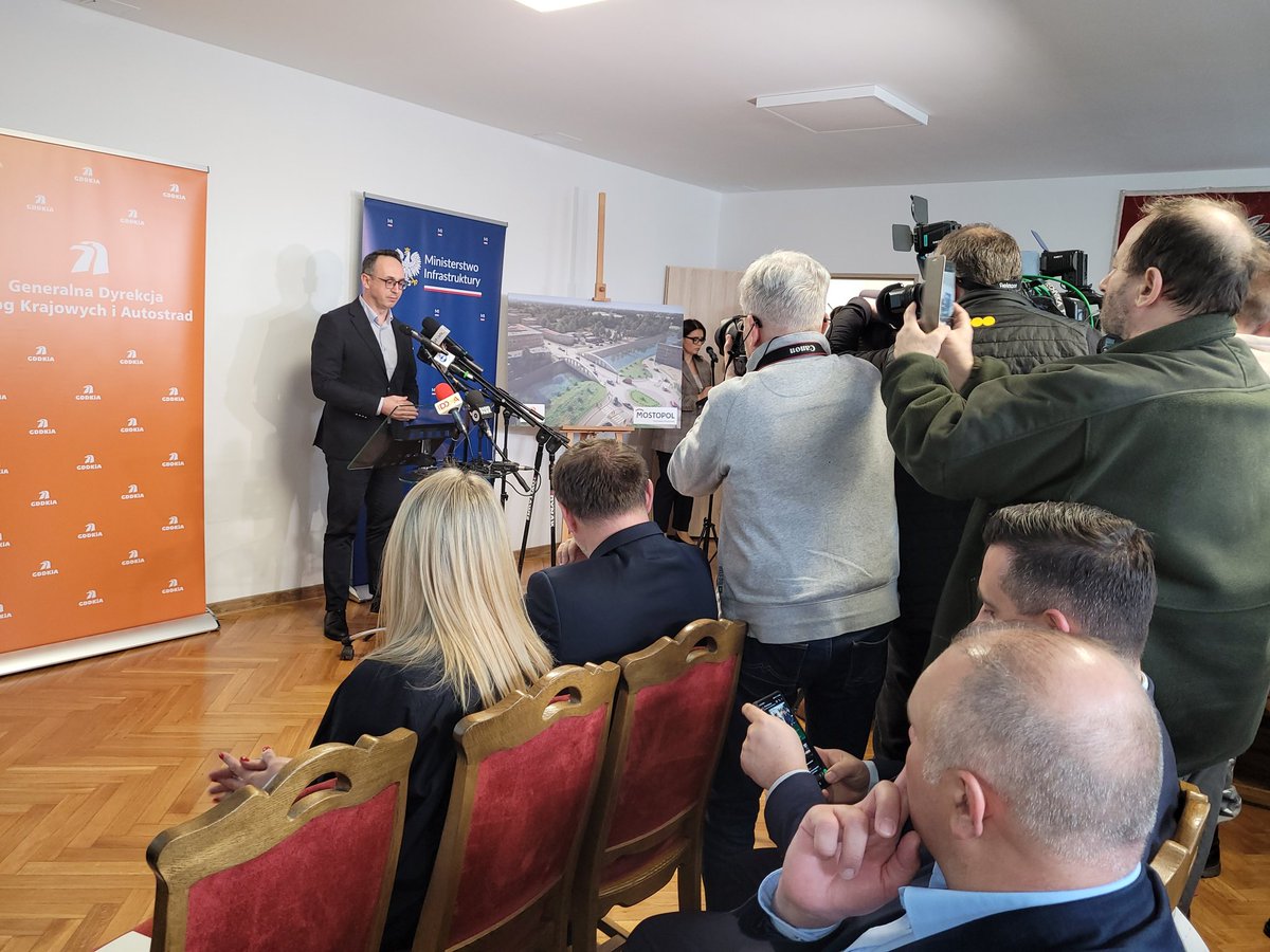 GDDKiA_Opole's tweet photo. Nowoczesny i odporny na zagrożenia powodziowe - projekt nowego mostu w ciągu #DK40 w Głuchołazach gotowy! Dzisiaj podczas konferencji prasowej @DariuszKlimczak oraz @MKierwinski wraz z projektantem  przedstawili szczegóły rozwiązań dla nowej przeprawy. @GDDKiA @MI_GOV_PL https://t.co/SSPbCLU6T2