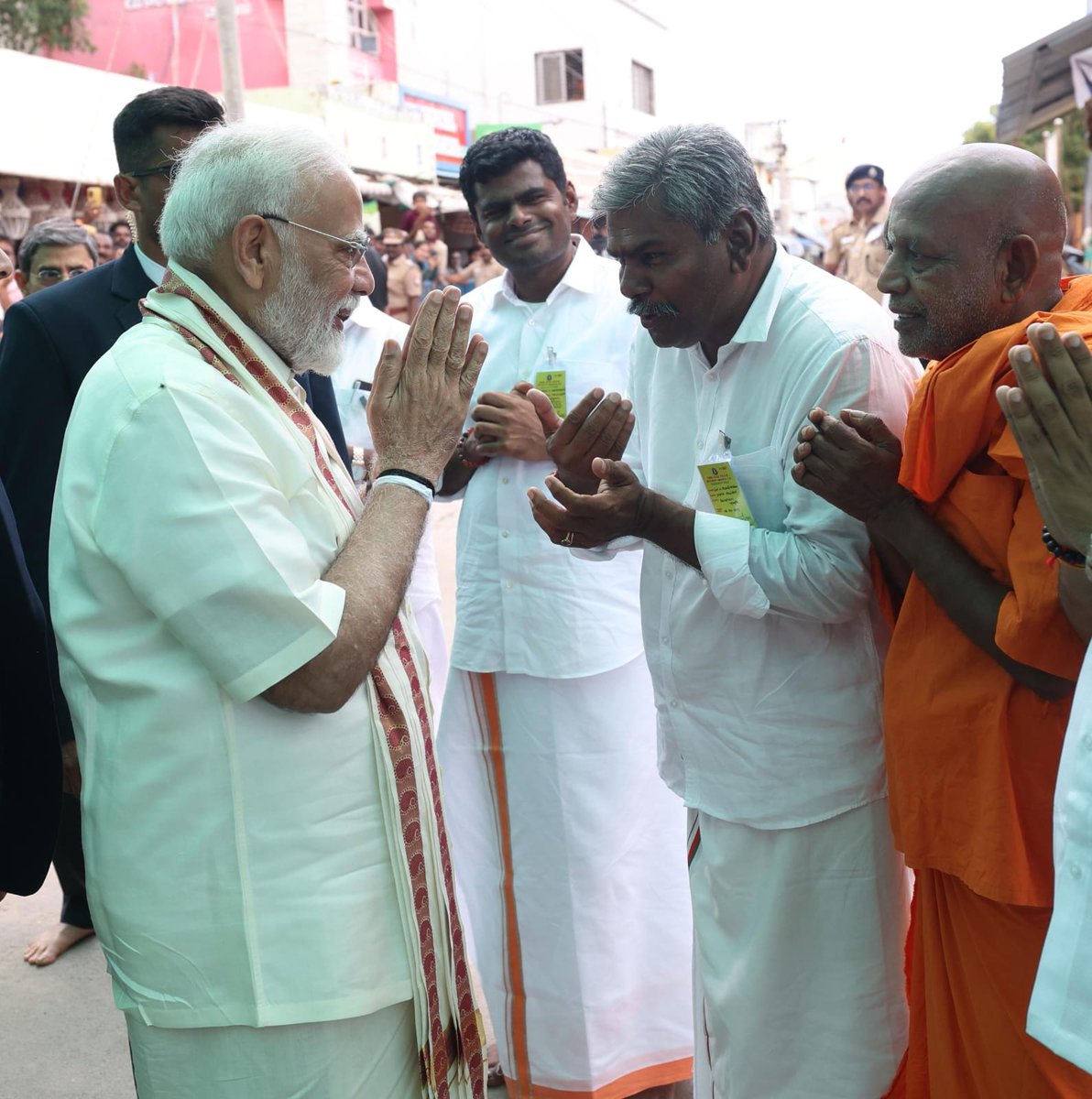 நேற்றைய தினம் இராமேஸ்வரத்தில் அமைந்துள்ள இராமநாதசுவாமி ஆலயத்தில் தரிசனம் செய்ய வந்த மரியாதைக்குரிய பாரத பிரதமர் திரு. நரேந்திர மோடி அவர்களை ராமகிருஷ்ணா தபோவனம் ஆசிரமத்தின் சுவாமிஜி அவர்களுடன்  சந்தித்த இனிய தருணம்..

#RameswaramWelcomesModi