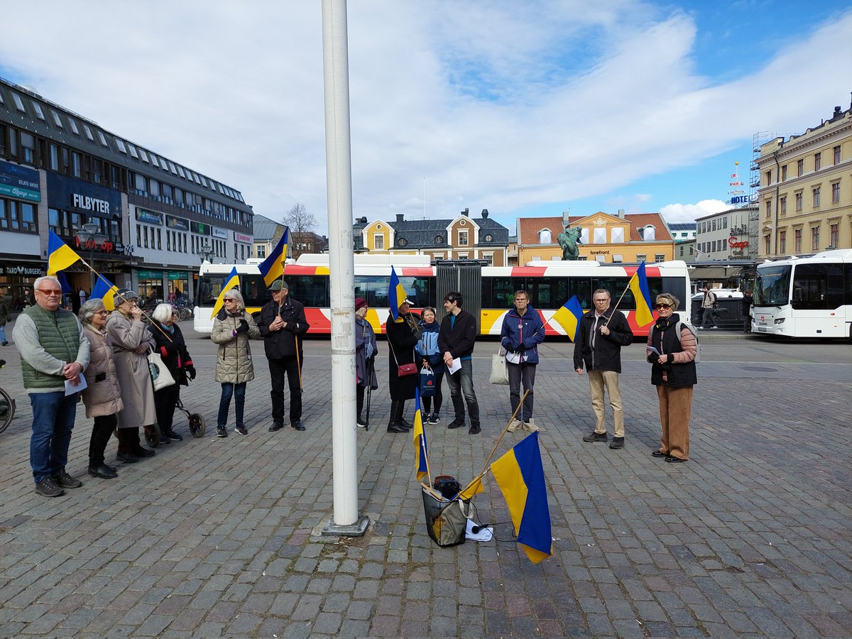 Tack alla som kom till dagens manifestation för #Ukraina på Stora torget i #Linköping! Vi höll en tyst minut för dödsoffren i det ryska anfallet på ett bostadsområde i Krivy Rih, och talade om de stora demokratiprotesterna i USA. Vi hade besök från #måndagsrörelsen i Helsingborg.