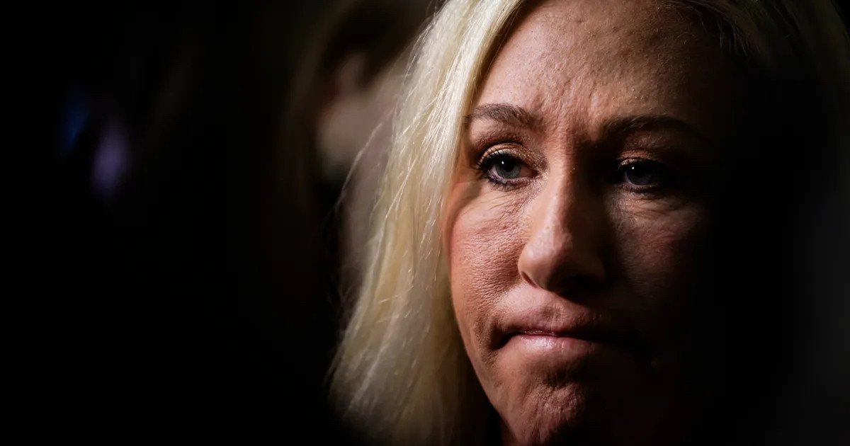 Virginie2R's tweet image. Suivez l&apos;argent des initiés #MAGA #MarjorieTaylorGreene a acheté jusqu&apos;à 500 000$ d&apos;obligations dans les jours qui ont précédé l&apos;effondrement du marché boursier provoqué Trump. Greene va faire fortune sur ses bons du Trésor pendant que le marché boursier s&apos;effondre.