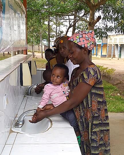 PeaceCorps's tweet image. This #WorldHealthDay, we’re spotlighting #PeaceCorps Volunteer Sarah and her counterpart Donath, who are teaching nutrition education, malaria prevention, and healthy cooking to support local women with the knowledge and practical tools to build healthier futures for their