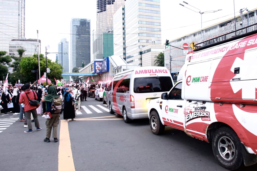 Aksi bersama dokter dan tenaga medis Indonesia juga diiringi dengan konvoi dari Patung Kuda hingga memutari Bundaran HI sebanyak tiga kali sebagai bentuk penghormatan simbolik terhadap para tenaga medis yang gugur. 🚨🇵🇸

#GazaTidakSendirian #MedicalHeroesUnderAttac