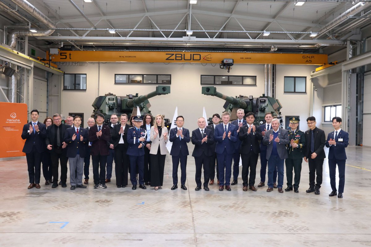 Hanwha Aerospace i Huta Stalowa Wola S.A. podpisały dziś w Hucie umowę na dostawy komponentów podwozi do haubic samobieżnych #Krab.

To już dziesiąty kontrakt w ramach partnerstwa rozwijanego od 2014 roku – współpracy, która łączy doświadczenia polskiego i południowokoreańskiego