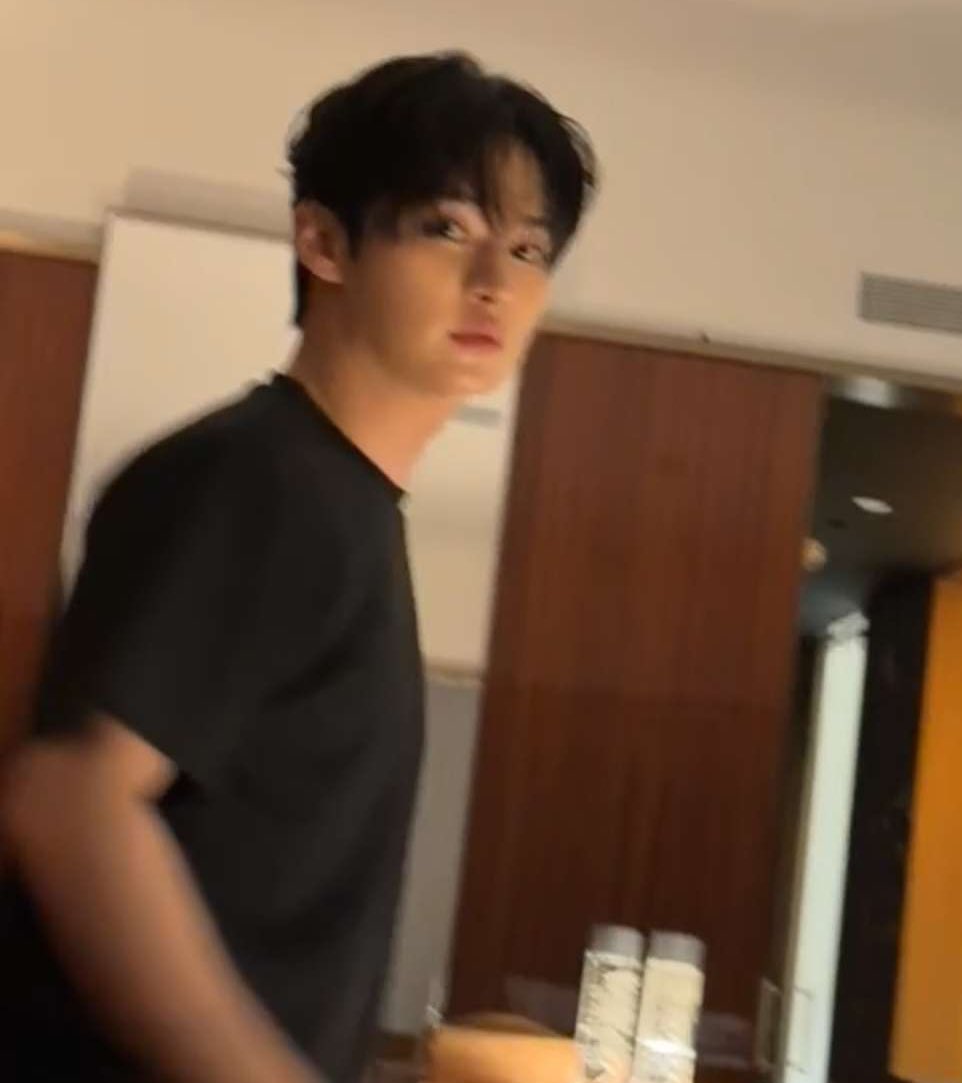 userlinoring's tweet photo. its a CRIME that we dont have any selfies of him looking this good ....look at his baby cat eyes ... https://t.co/T8HmtvNTBl