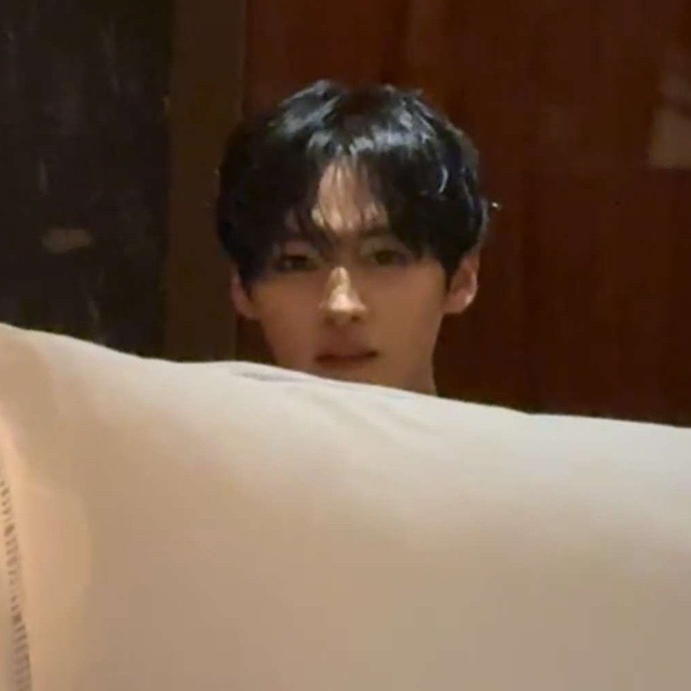 userlinoring's tweet photo. its a CRIME that we dont have any selfies of him looking this good ....look at his baby cat eyes ... https://t.co/T8HmtvNTBl