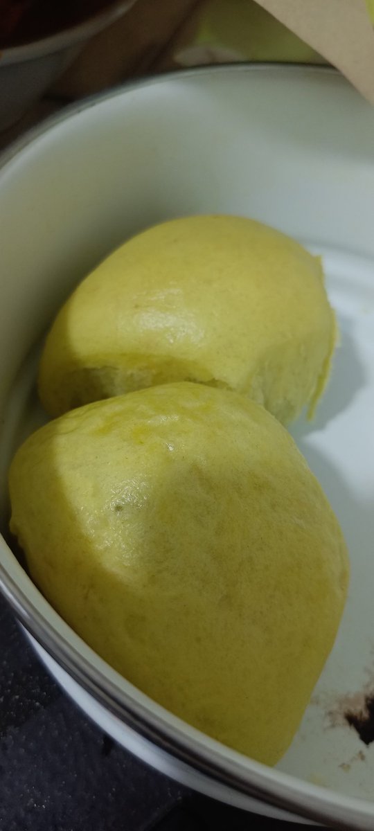 lynafff's tweet photo. - Torn Bread alias roti sobek
Ekspektasinya adalah warna hijau, tp karna essense pandan sudah habis terjual oleh ibuk :), akhirnya bikin sendiri dg blender daun pandan belakang rumah 🤣. Lembut dan enaaak banget 💃💅 https://t.co/GJJ6ExkDgw