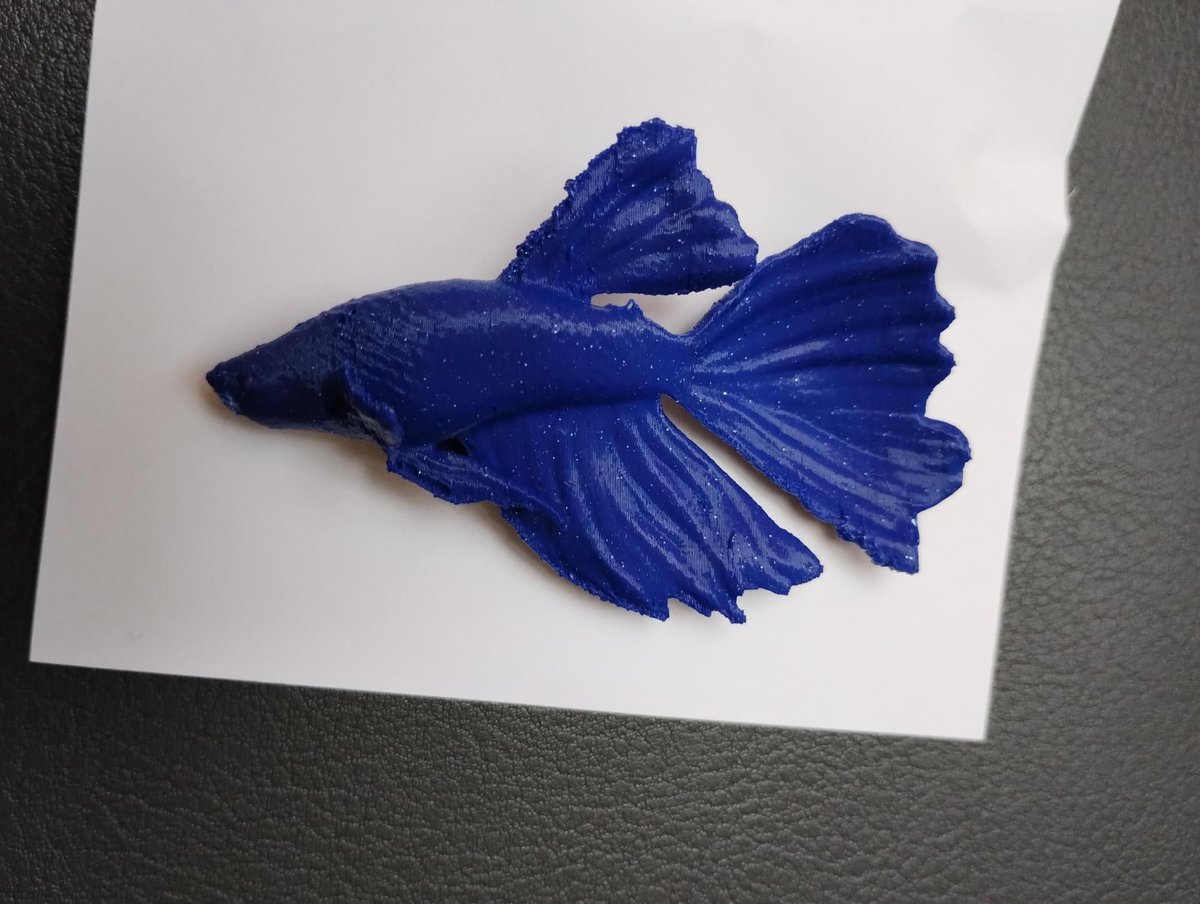 Our beautiful new filament is going down a storm and I was so excited to try this deluxe blue on the prettiest Beta fish request. 
The detail of the design alongside the silver shimmer of the glitter within the blue is just 🧑‍🍳😙🤌
#makermonday