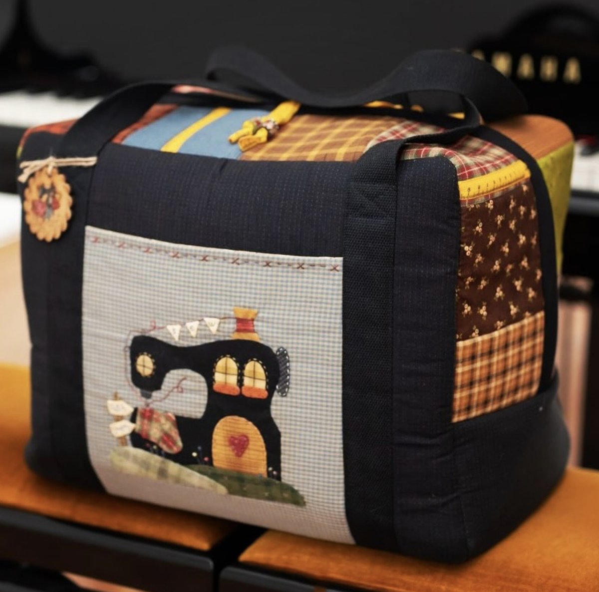 ValdaniInc's tweet image. "The Sewing House” a bag to carry your sewing machine🧵Featured in the 2nd issue of Patch Lovers Magazine, using #Valdani threads - Mirita Patch
instagram.com/miritapatch/

#patchlovers #patch #patchwork #sew #sewing #thesewinghouse #miritapatch