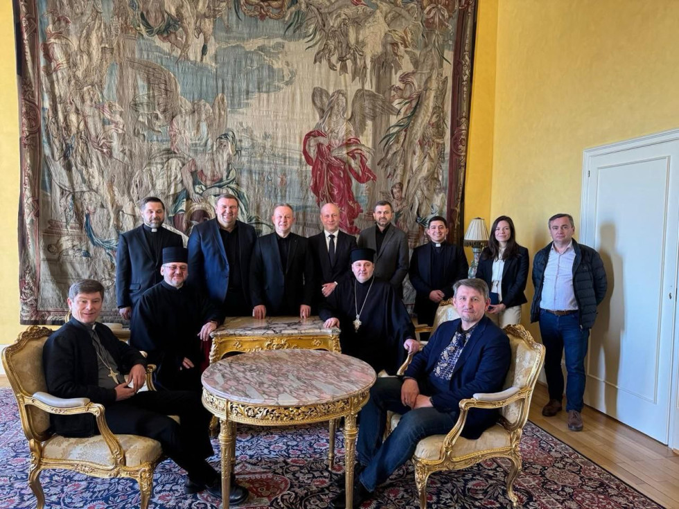 Robert Řehák (@robert_rehak) on Twitter photo I express my admiration for Ukrainian religious leaders. Their courage brings hope where it’s needed most! Honored to welcome the delegation of the Ukrainian Council of Churches and Religious Organizations at the
<a href="/CzechMFA/">Czech Ministry of Foreign Affairs</a> #ReligiousFreedom #Ukraine #IRFBA
vrciro.ua/en/events/dele… I express my admiration for Ukrainian religious leaders. Their courage brings hope where it’s needed most! Honored to welcome the delegation of the Ukrainian Council of Churches and Religious Organizations at the
<a href="/CzechMFA/">Czech Ministry of Foreign Affairs</a> #ReligiousFreedom #Ukraine #IRFBA
vrciro.ua/en/events/dele…