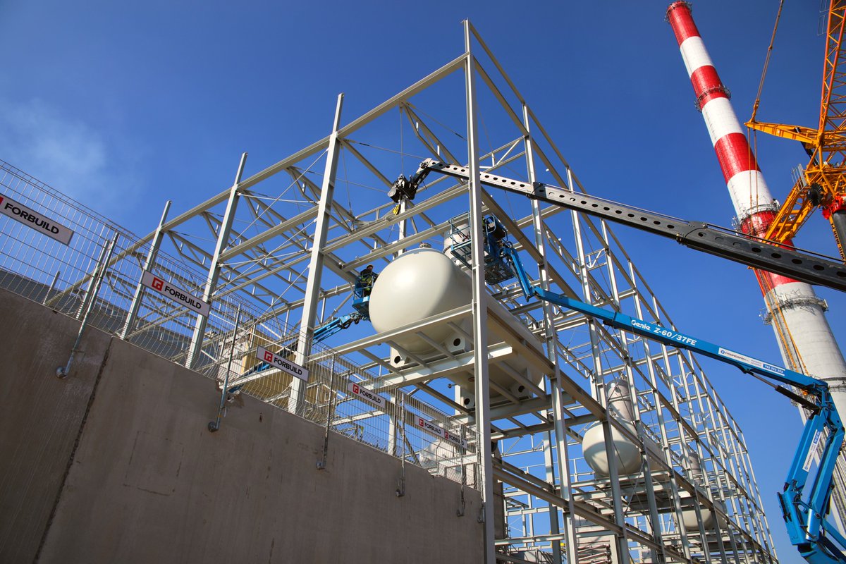 Rozwijamy obszar energetyki w ANWILU. 🏭

Na terenie elektrociepłowni powstaje nowa kotłownia pary średnioprężnej, która przy wydajności 150 ton pary na godzinę zasili potrzeby włocławskiego zakładu oraz innych, także z #GrupaORLEN. Wokół kotłowni powstają estakady doprowadzające