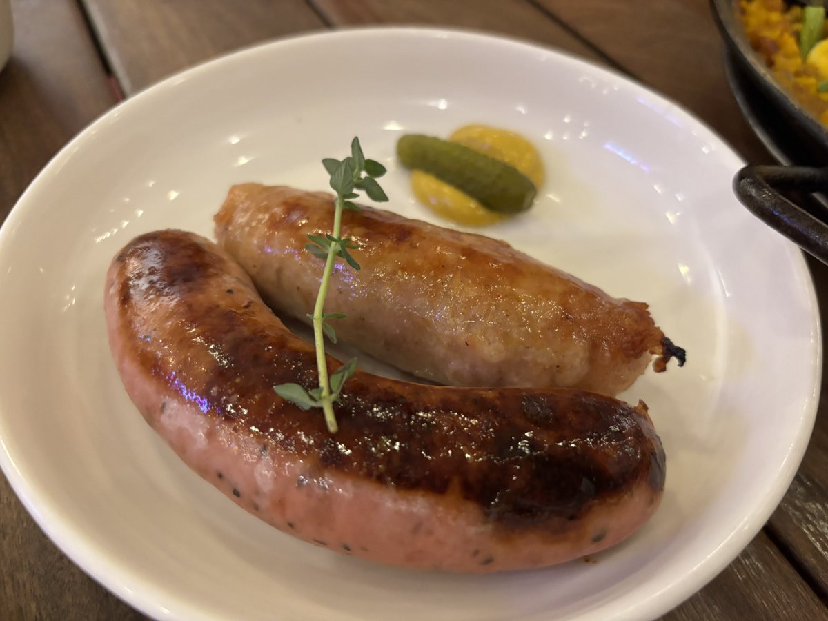 Japanese_mcg's tweet photo. 最近のお気に入りのお店Wurst
ドイツ語でソーセージという意味で、ソーセージを始めお肉が美味しい(特に味付け)パエリアも👍オーストラリアで買ってきたsparking wine と相性👌BangsarにありCozyな雰囲気。シンガポールからマレーシアに帰国した友達と会い、楽しい時間でした🥂✨
＃マレーシア https://t.co/1qToAWI3HM