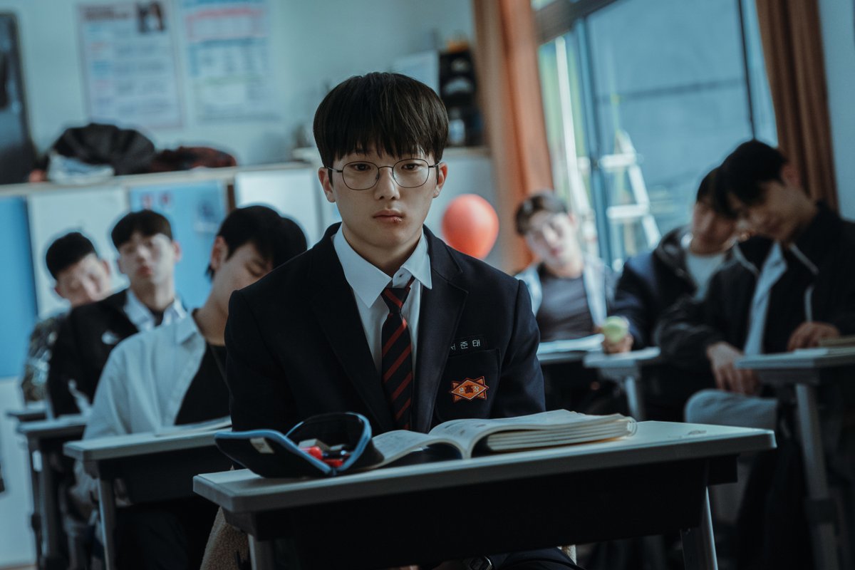 새로운 학교, 새로운 친구들, 새로운 갈등.

지키기 위해 맞서야 하는 아이들의 처절한 생존기이자 찬란한 성장담. <약한영웅 Class 2> 4월 25일 오직 넷플릭스에서.