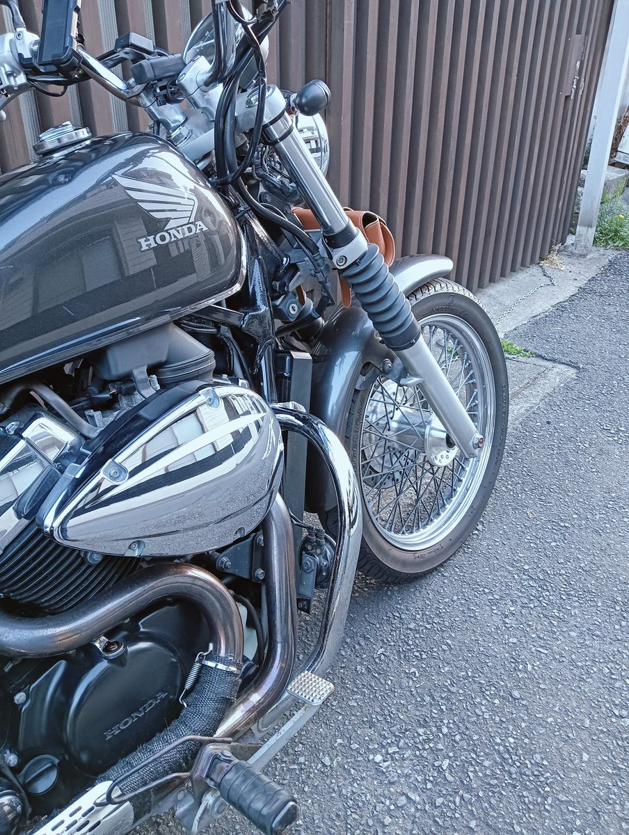 tadank's tweet photo. 車体と一緒にもらったクラッシュバーも付けた
午前中USB電源、昼〜夕方まで入学式、帰宅後クラッシュバー取付け&花見してたらあっという間に一日が終わってた🌸
#VT750S https://t.co/KqSNssKglQ