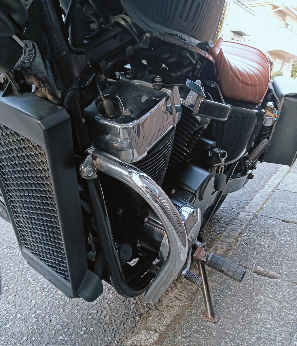 tadank's tweet photo. 車体と一緒にもらったクラッシュバーも付けた
午前中USB電源、昼〜夕方まで入学式、帰宅後クラッシュバー取付け&花見してたらあっという間に一日が終わってた🌸
#VT750S https://t.co/KqSNssKglQ