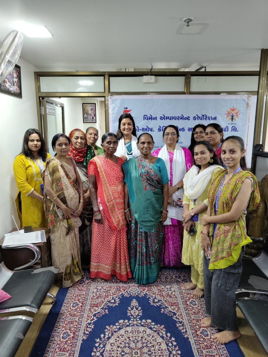 All India Mahila Congress (@mahilacongress) on Twitter photo आज अखिल भारतीय महिला कांग्रेस अध्यक्ष <a href="/LambaAlka/">Alka Lamba 🇮🇳</a> जी ने 'सखी' संस्था की महिलाओं से मुलाकात की, उनका उत्साहवर्धन किया और उन्हे उज्ज्वल भविष्य की शुभकामनाएं प्रेषित कीं।
नारी शक्ति की प्रगति में ही राष्ट्र की प्रगति निहित है। सखी संस्था द्वारा छोटे-छोटे समूहों के माध्यम से दलित आज अखिल भारतीय महिला कांग्रेस अध्यक्ष <a href="/LambaAlka/">Alka Lamba 🇮🇳</a> जी ने 'सखी' संस्था की महिलाओं से मुलाकात की, उनका उत्साहवर्धन किया और उन्हे उज्ज्वल भविष्य की शुभकामनाएं प्रेषित कीं।
नारी शक्ति की प्रगति में ही राष्ट्र की प्रगति निहित है। सखी संस्था द्वारा छोटे-छोटे समूहों के माध्यम से दलित
