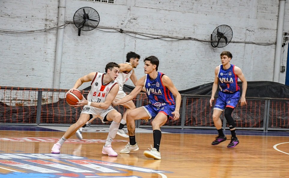 🦅 | 𝐄𝐋 𝐂𝐀𝐌𝐏𝐄𝐎𝐍 𝐄𝐒𝐓𝐀𝐑𝐀 𝐄𝐍 𝐒𝐄𝐌𝐈𝐒

🏆 | <a href="/LigaARGbasquet/">La Liga Argentina</a>
➡️ Cuartos de Final

✖️ <a href="/villasmTNA/">Club Villa San Martin</a> (2) 61-63 (3) <a href="/club_sanisidro/">San Isidro</a> ✔️

El último campeón ganó a domicilio y se metió en Semis. <a href="/Julieydallin1/">Juli Eydallin</a> lideró al Halcón con 14 pts.

📸 <a href="/villasmTNA/">Club Villa San Martin</a>