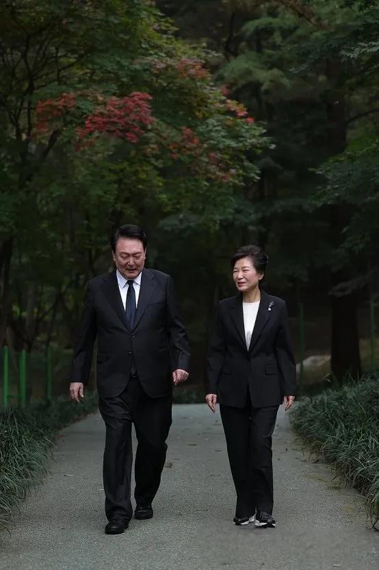 진정으로 국민을 사랑한 
두 전직 대통령을 눈앞에서 잃었다.

우리가 
정신을 똑바로 차려야 할때이다 !!