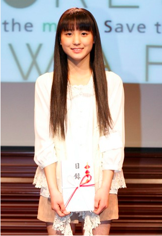 16 year old Asahi Tasaki from Nagasaki has won first place in the 2nd Forest Award NEW FACE Audition. 

Second and third place went to Soramoyuuto and CALGO respectively, while Yuka Miyazaki won the Promotional Award/Samantha Thavasa Award.

Do you see her joining an H!P group?