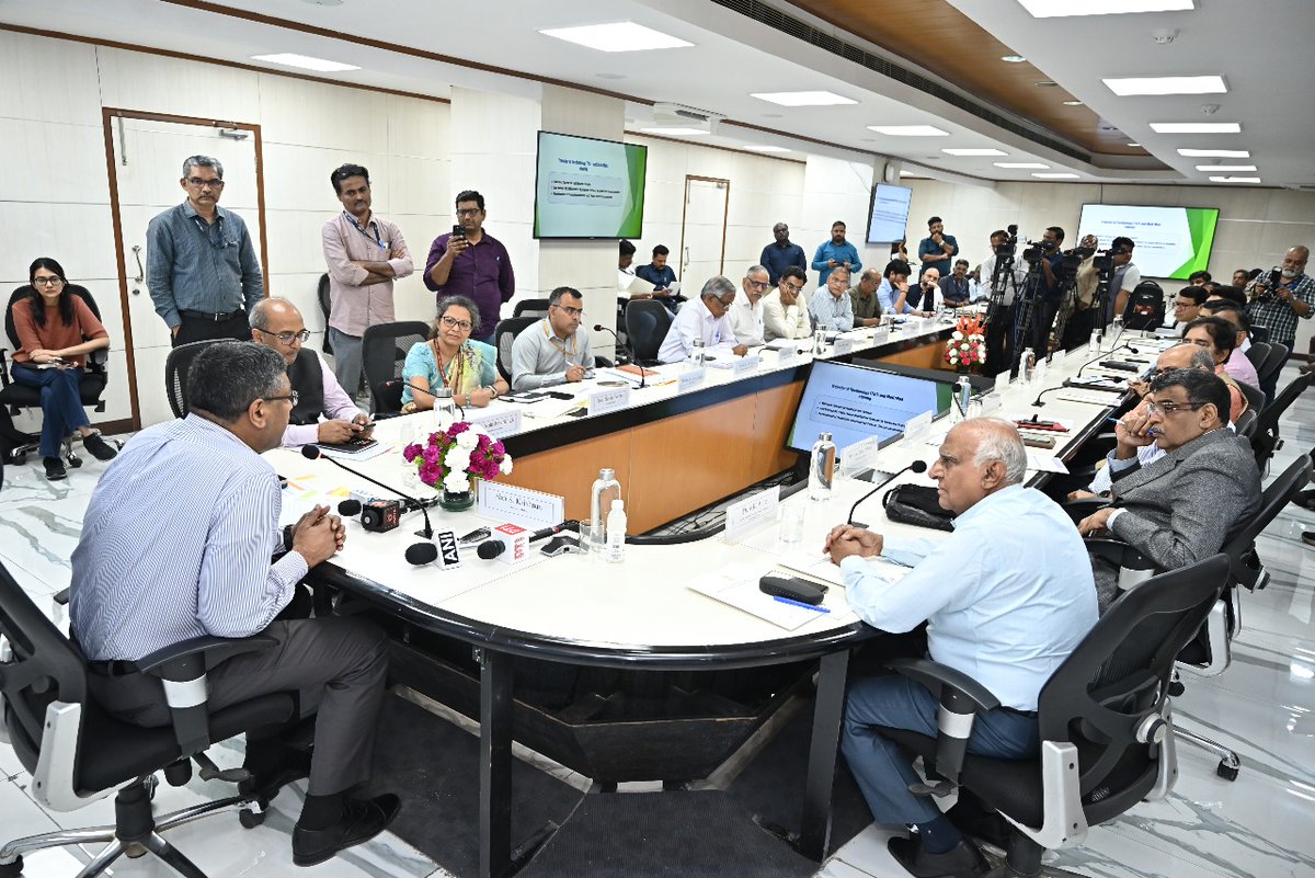 GoI_MeitY's tweet photo. Memorandum of Agreement signed for 3-phase propulsion system with @RailMinIndia, @cdacindia &amp; industries in the presence of S Krishnan, @SecretaryMEITY. Marks a transformative step in India’s rail electrification efforts! 

#DigitalIndia #makeinindia @GoI_MeitY https://t.co/cdifTP19o2