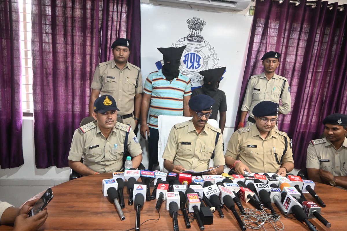 sp_rewa (@sp_rewa) on Twitter photo रीवा बैकुंठपुर थाना अंतर्गत हुई अंधी हत्या का पुलिस ने 48 घंटे के अंदर किया खुलासा, दोनों आरोपी पुलिस की हिरासत में तथा हत्या में प्रयुक्त पिस्टल भी बरामद <a href="/CMMadhyaPradesh/">Chief Minister, MP</a> <a href="/DGP_MP/">DGP MP</a> <a href="/IG_Rewa/">IG Rewa</a> <a href="/mohdept/">Home Department, MP</a> <a href="/JansamparkMP/">Jansampark MP</a> <a href="/MPPoliceDeptt/">Madhya Pradesh Police</a> रीवा बैकुंठपुर थाना अंतर्गत हुई अंधी हत्या का पुलिस ने 48 घंटे के अंदर किया खुलासा, दोनों आरोपी पुलिस की हिरासत में तथा हत्या में प्रयुक्त पिस्टल भी बरामद <a href="/CMMadhyaPradesh/">Chief Minister, MP</a> <a href="/DGP_MP/">DGP MP</a> <a href="/IG_Rewa/">IG Rewa</a> <a href="/mohdept/">Home Department, MP</a> <a href="/JansamparkMP/">Jansampark MP</a> <a href="/MPPoliceDeptt/">Madhya Pradesh Police</a>