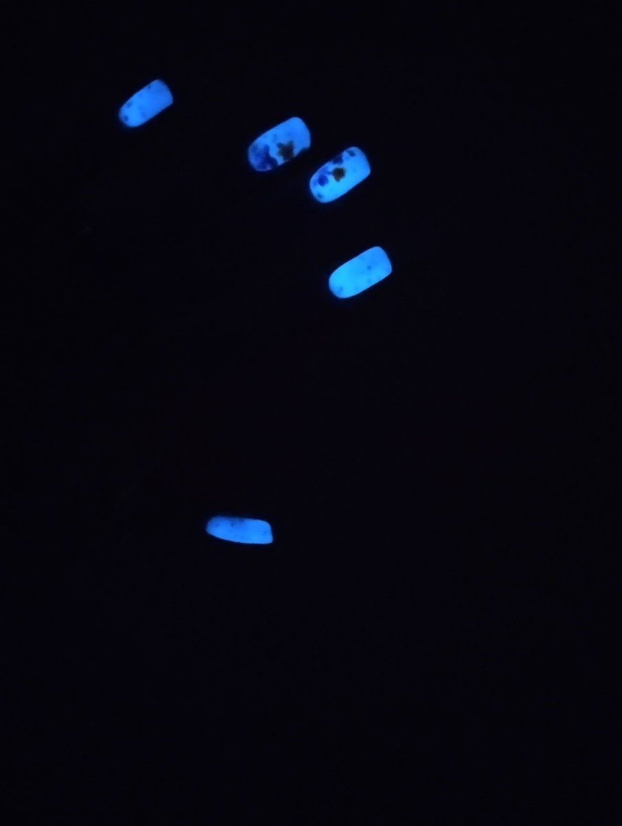 Что-то умное писать не охота, поэтому похвастаюсь маникюром! В холоде он фиолетовый, в тепле - белый, в темноте светится. Если что гель лак покупала сама на ВБ и могу поделиться инфо. 💜🤍