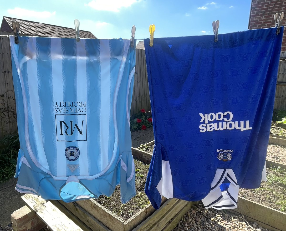 Poshwefeel's tweet photo. Selection problems for the @VertuTrophy final @wembleystadium
Which @theposh retro shirt will get the nod ๐ โฌ๏ธ
#PUFC #PETBIR #Trophyfinal #eflcupfinal #EFL https://t.co/X3XDCe3s9V