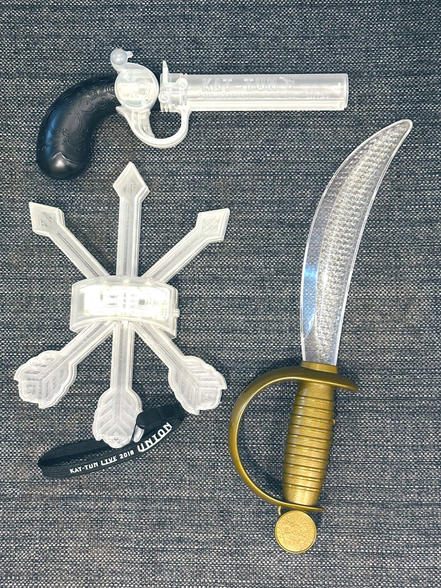 まさかの盾🛡タイプだった笑
我が家にあるKAT-TUNの剣、矢、銃の武器型ペンラたちと合わせたら最強では？？？