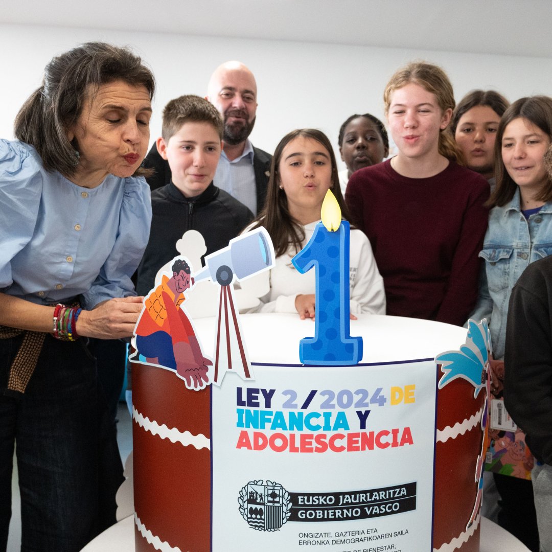 👨‍👩‍👧‍👦 Hoy hemos celebrado el primer aniversario de la Ley de Infancia y Adolescencia de #Euskadi.
 
⚖️ Esta ley reconoce a nuestros niños, niñas y personas adolescentes como sujetos de pleno derecho, promoviendo su participación activa y garantizando su protección social y jurídica.
