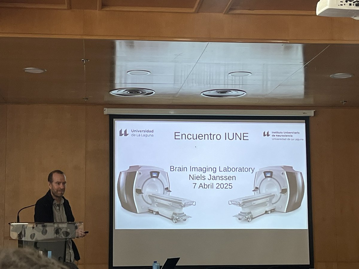 IUNE_ULL's tweet image. ➡️➡️Continúa la sesión de la mano del Dr. Niels Janssen, nuestro compañero del #IUNE, que presenta una ponencia titulada “Brain Imaging Laboratory”. ¡Qué encuentro tan enriquecedor!