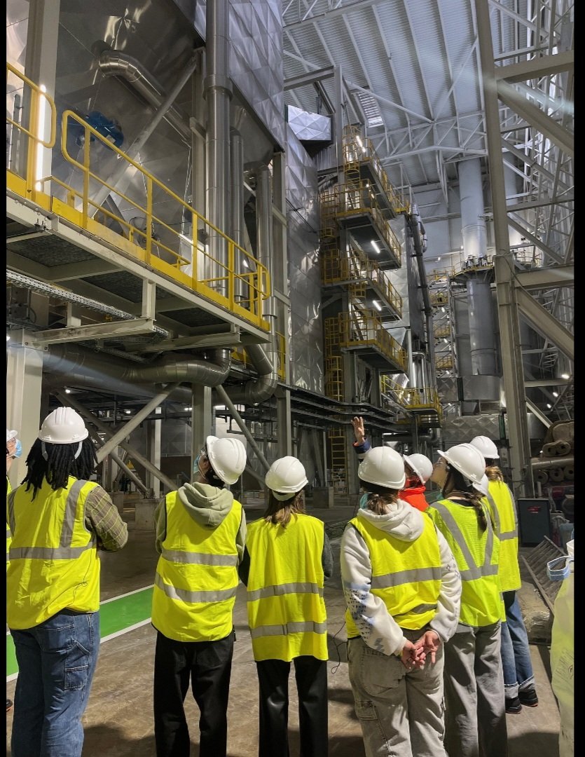 ➡️ Graduko 4.mailako ikasleak, Zubietako Ingurumen Guneko Balorizazio instalazioetan eta Añarbeko Uren instalazioetan
 ➡️ Estudiantes de 4° del Grado, en la Planta de Valorización Energética de Zubieta y en las instalaciones de Aguas de Añarbe